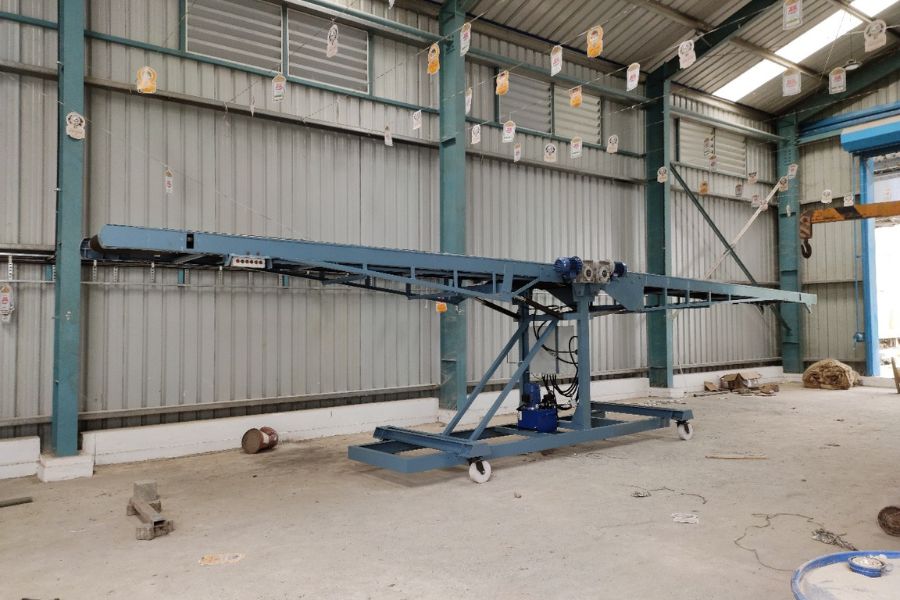 Automatic truck loading conveyor improving productivity