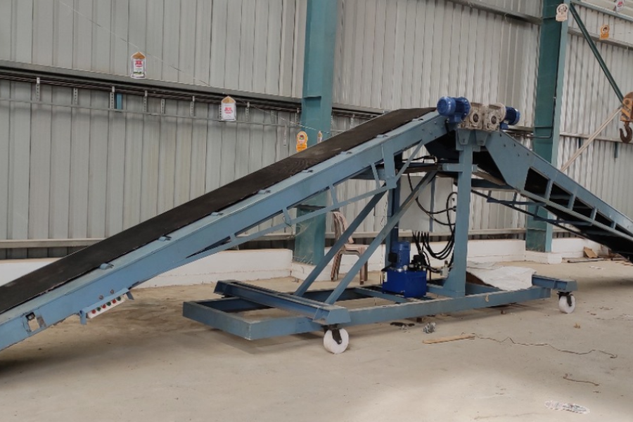 Belt type truck loading conveyor for smooth material handling