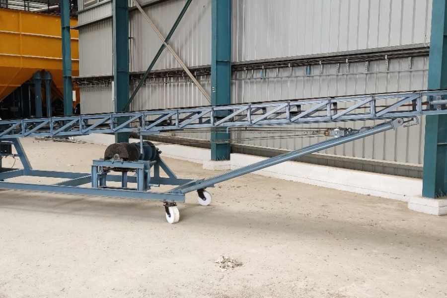 Portable truck loading conveyor for warehouses and logistics